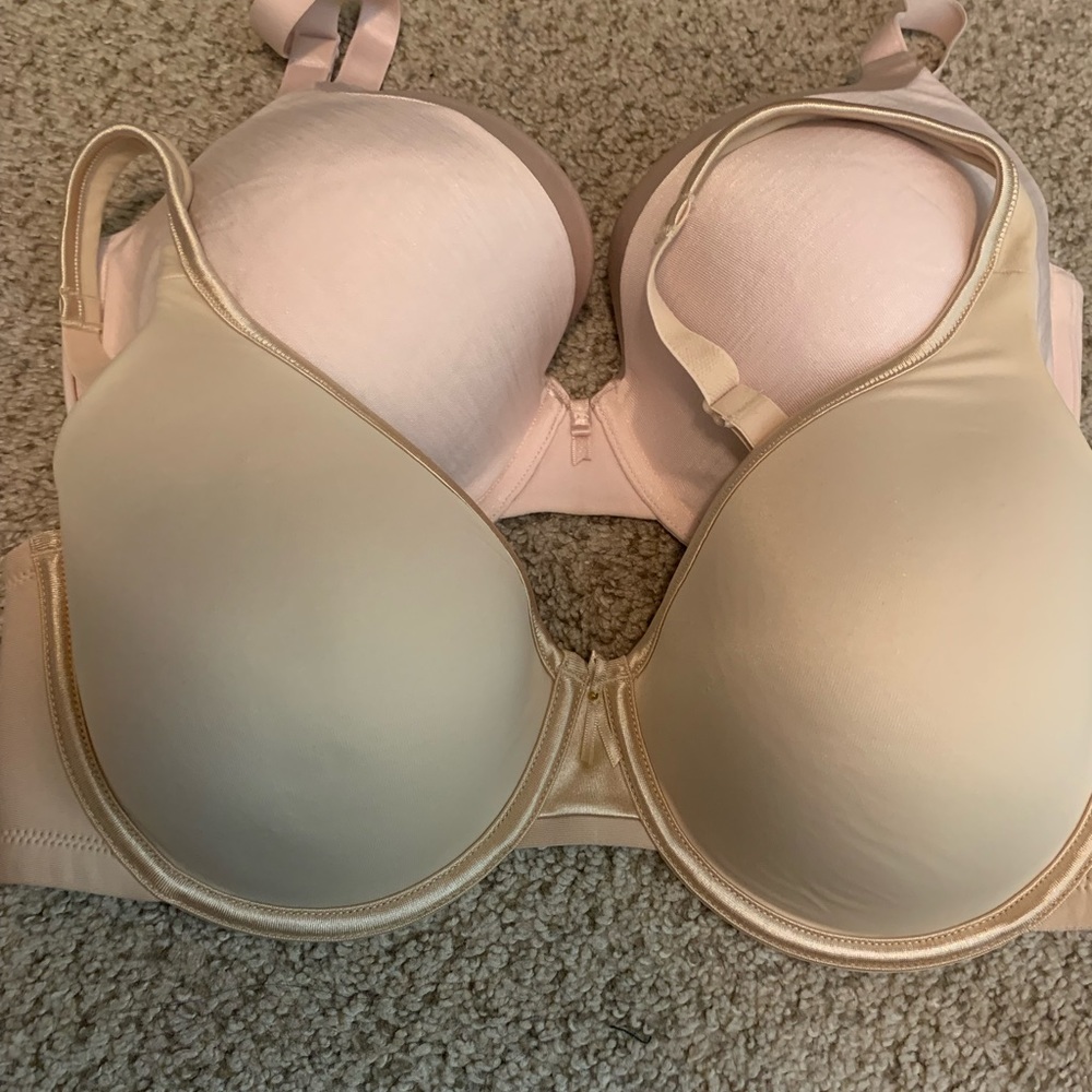 Bundle of 2 vanity fair bras. Hardly worn. Light blush and nude color